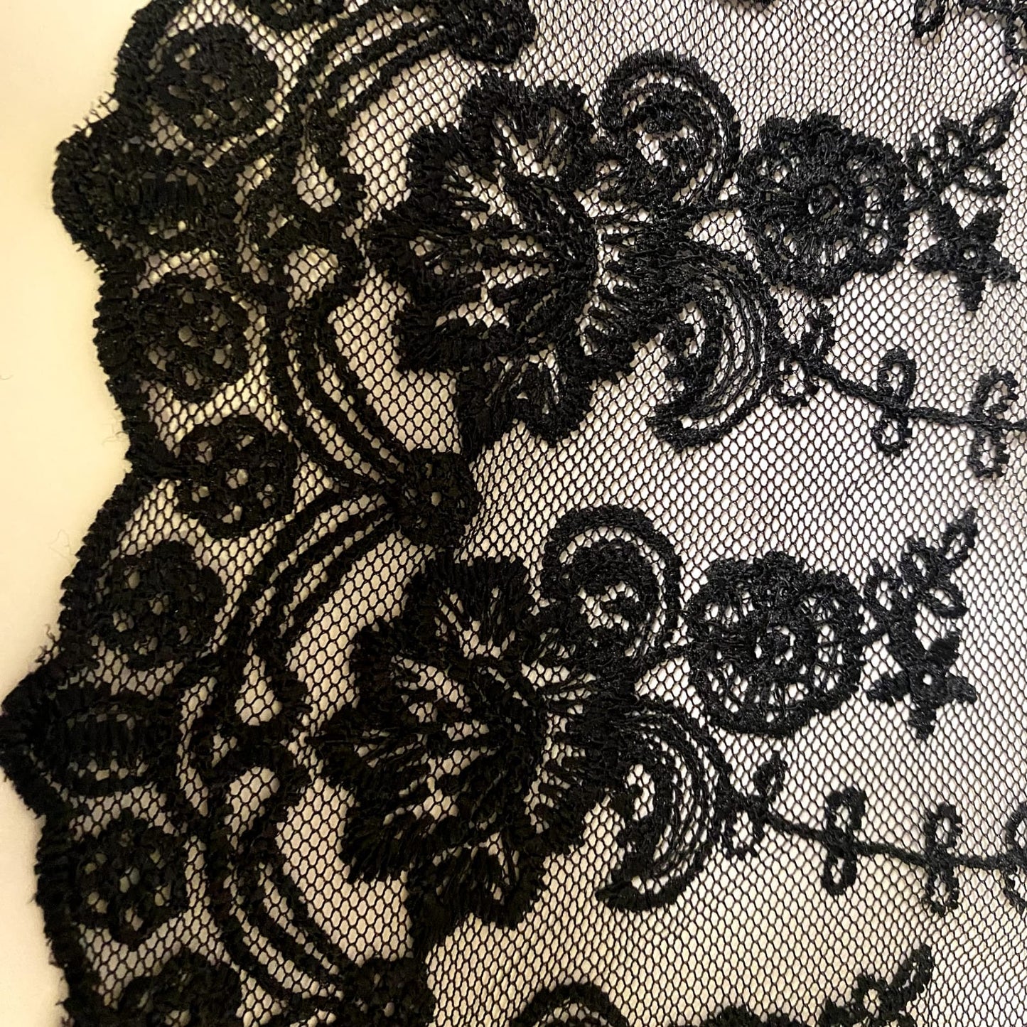 Women's black lace church veil, elegant accessory with delicate lace details, suitable for formal or religious occasions.