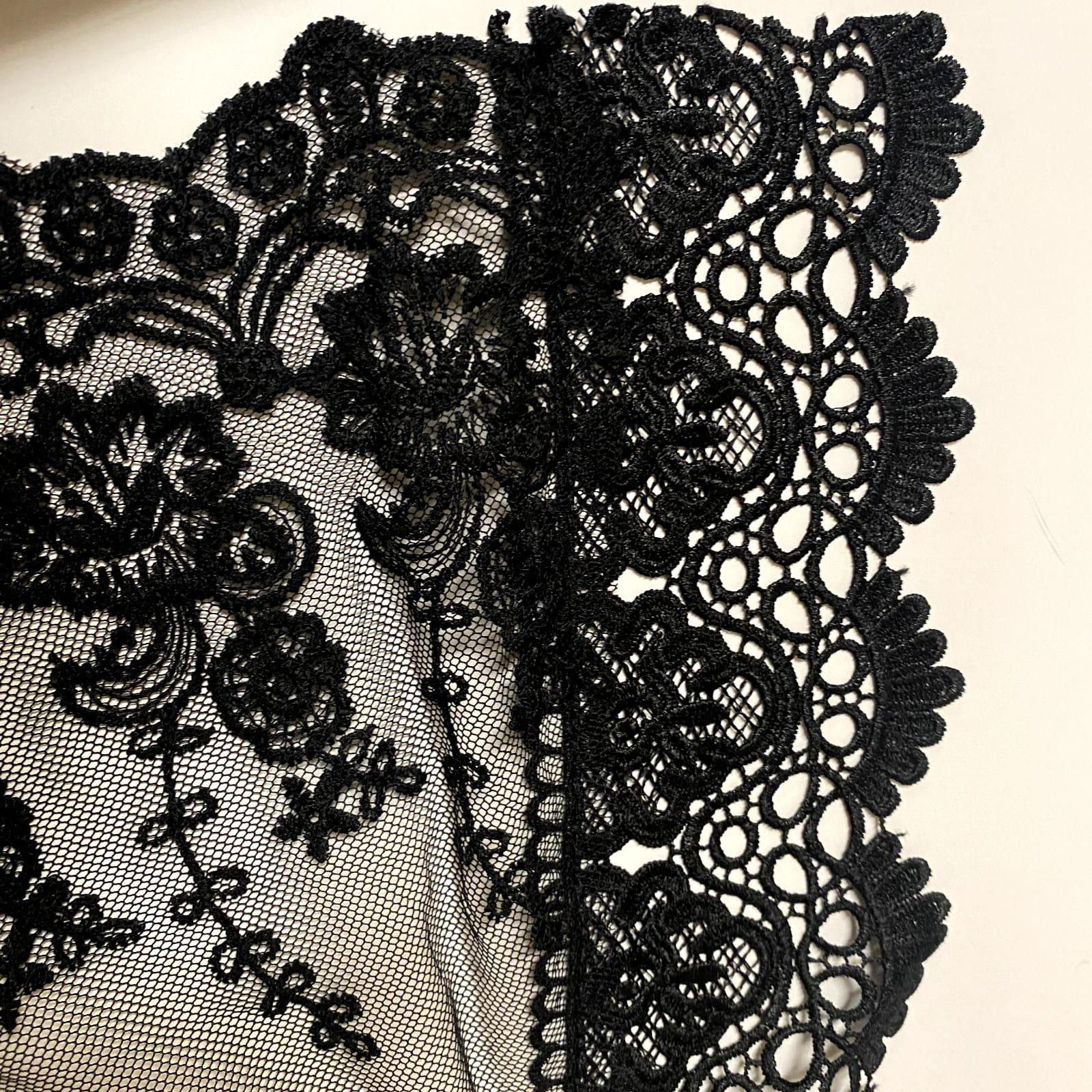 Black lace church veil for women, elegant accessory with delicate lace details, suitable for religious ceremonies or special occasions.