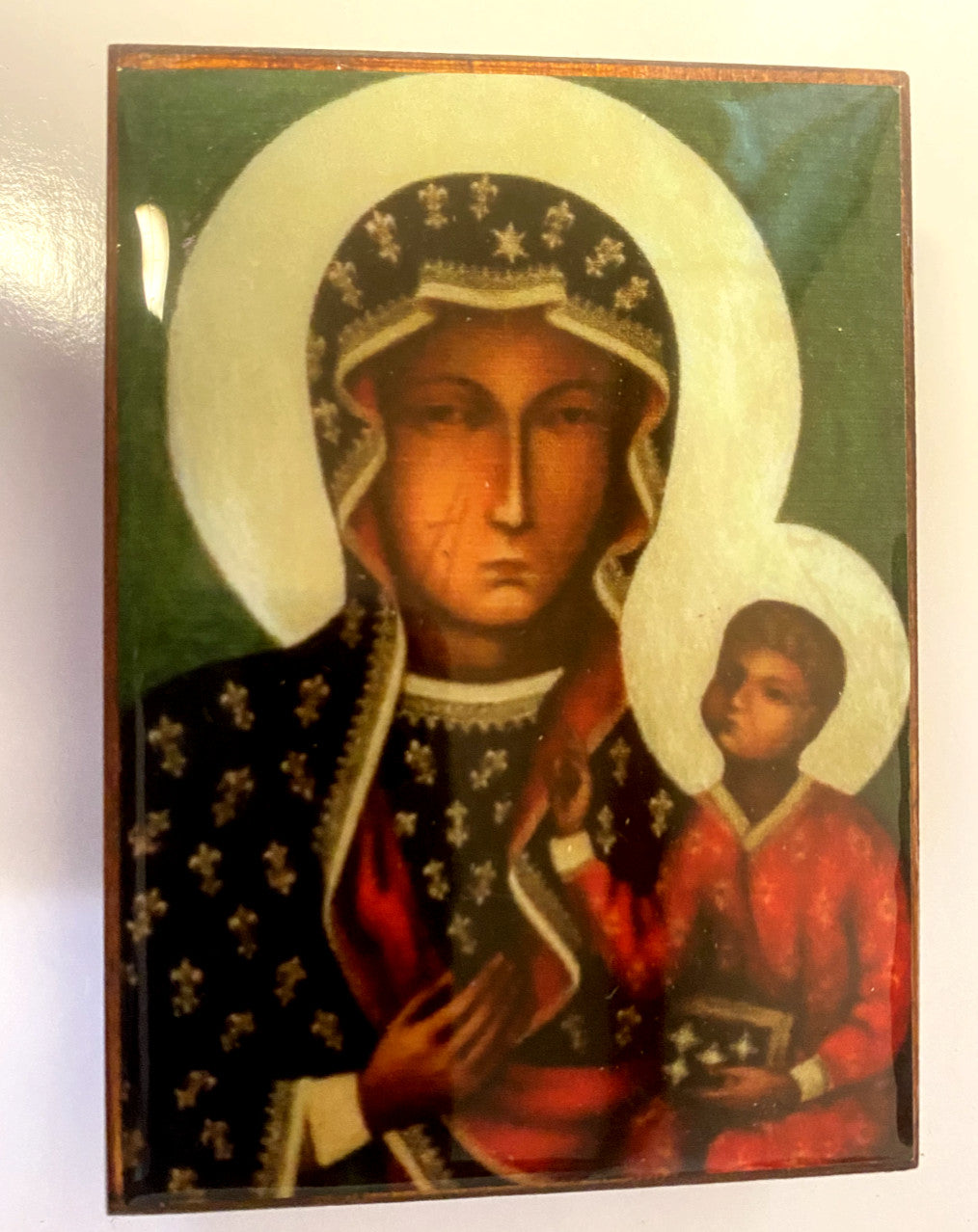 Wood rosary box with Our Lady of Czestochowa image and rosary beads, featuring detailed religious craftsmanship from Colombia.