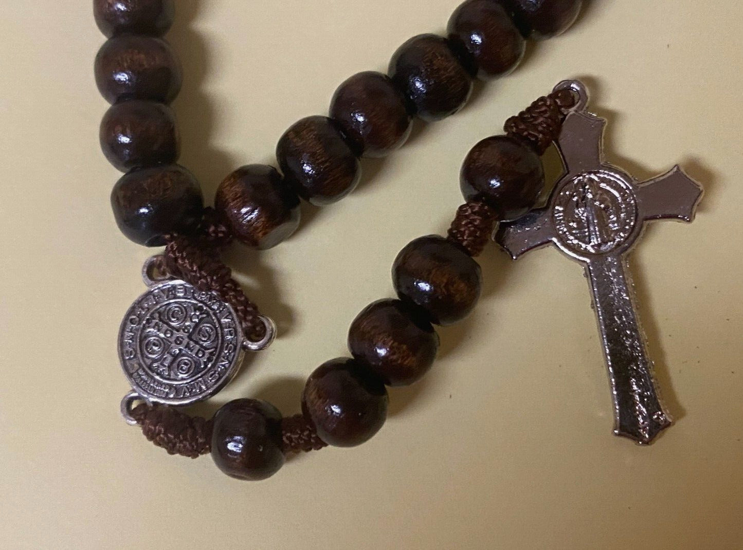 Wood Padre Pio rosary box with Christian rosary, handcrafted in Colombia, featuring detailed religious design and wooden construction.