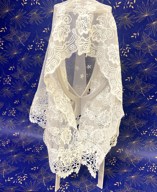 Women's white lace church veil with delicate floral lace pattern, perfect for religious ceremonies or special occasions.