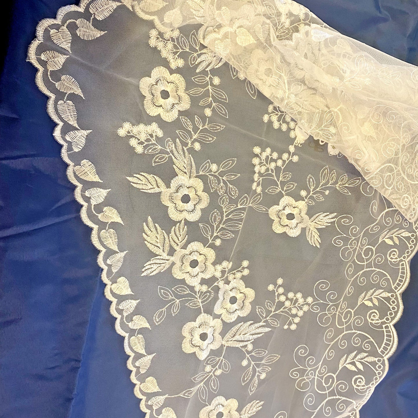 Women's White Triangle Lace Church Mantilla/Veil, New #AB-288-R2