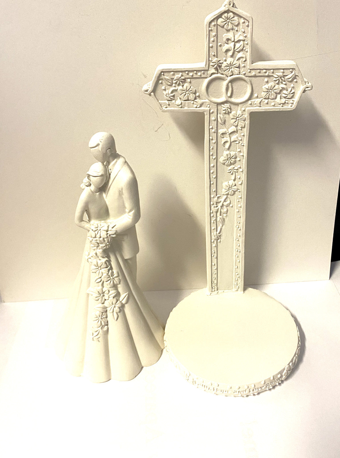 Pair of wedding figurines cake toppers with bride and groom figures for wedding cake decoration, Avalon Gallery AB-256-R2.