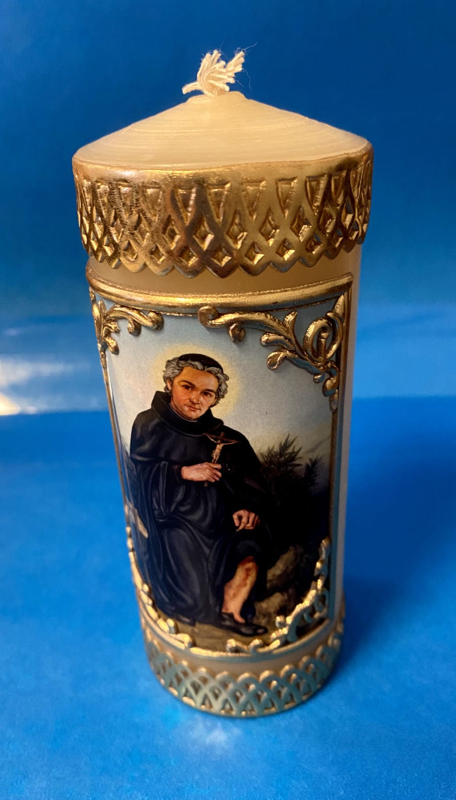 Small devotional candle by Will & Baumer featuring Saint Peregrine's image, ideal for home prayer and reflection.