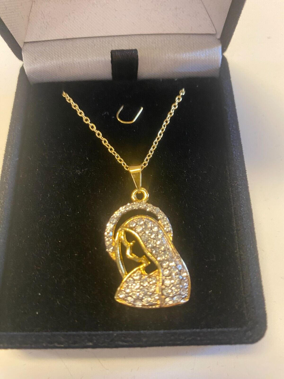 Blessed Mother Brazilian gold-plated 20-inch necklace, fashionable jewelry with religious pendant, elegant and handcrafted design.